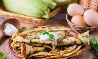 Ihain ang mainit na zucchini pancake na may keso para sa almusal at magdagdag ng kulay-gatas o yogurt. Bon appetit!
