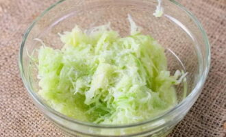 Ilipat ang gadgad na pinaghalong zucchini sa isang mangkok para sa pagmamasa ng kuwarta, ihalo sa ¼ kutsarita ng asin at mag-iwan ng 15 minuto upang hayaang maghiwalay ang katas.