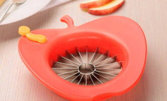 Per tallar les pomes en rodanxes fines de manera més còmoda i bonica, podeu utilitzar un petit gadget, com ara una talladora de pomes.