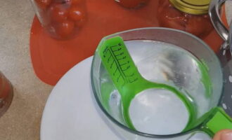 Giet na deze tijd het water uit de potten in een maatbeker om het aandeel van de marinade correct te berekenen. Giet na deze tijd het water uit de potten in een maatbeker om het aandeel van de marinade correct te berekenen.