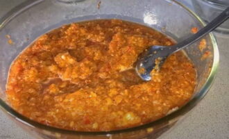 Afegiu la quantitat de sal amb sucre i condiment coreà indicada a les proporcions de la recepta. Barregeu-ho tot bé fins que les espècies estiguin completament dissoltes. A continuació, afegiu oli vegetal i vinagre de taula a aquesta barreja, torneu a barrejar i deixeu la barreja durant 5 minuts. Durant aquest temps, esbandiu els raïms de verdures i piqueu-los ben petits. Afegiu la quantitat de sal amb sucre i condiment coreà indicada a les proporcions de la recepta. Barregeu-ho tot bé fins que les espècies estiguin completament dissoltes. A continuació, afegiu oli vegetal i vinagre de taula a aquesta barreja, torneu a barrejar i deixeu la barreja durant 5 minuts. Durant aquest temps, esbandiu els raïms de verdures i piqueu-los ben petits.