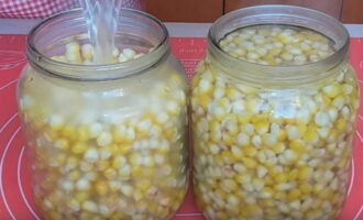 En una paella a part, coure la marinada amb 1 litre d'aigua neta o brou de blat de moro colat amb l'addició de sal i sucre segons les proporcions de la recepta. Aboqueu la marinada calenta sobre els grans dels pots.