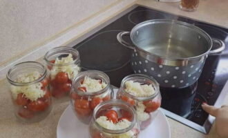 Breng dit water aan de kook, los er zout en suiker in op. Giet de benodigde hoeveelheid tafelazijn in de gekookte marinade en zet het vuur uit. Doe knoflookvlokken in potten met tomaten (je zou 1,5-2 eetlepels per pot moeten krijgen). Giet vervolgens de hete marinade over de tomaten en knoflook en sluit de potten hermetisch af. Breng dit water aan de kook, los er zout en suiker in op. Giet de benodigde hoeveelheid tafelazijn in de gekookte marinade en zet het vuur uit. Doe knoflookvlokken in potten met tomaten (je zou 1,5-2 eetlepels per pot moeten krijgen). Giet vervolgens de hete marinade over de tomaten en knoflook en sluit de potten hermetisch af.