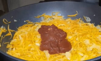 ในระหว่างการทอดผักจะมีปริมาณลดลง เพิ่มมะเขือเทศบดตามจำนวนที่ต้องการลงในผักทอด ผสมและเคี่ยวทุกอย่างด้วยไฟอ่อนเป็นเวลา 10 นาที