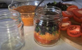 Esterilitzeu pots i tapes petits de qualsevol manera. Talleu els tomàquets nets a rodanxes grans. Col·loqueu les rodanxes de tomàquet, la massa vegetal i les herbes picades en pots estèrils en capes i de manera compacta. Esterilitzeu pots i tapes petits de qualsevol manera. Talleu els tomàquets nets a rodanxes grans. Col·loqueu les rodanxes de tomàquet, la massa vegetal i les herbes picades en pots estèrils en capes i de manera compacta.