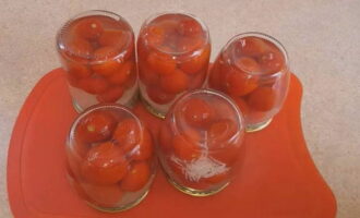 Plaats vervolgens de tomaten in de sneeuw met knoflook in literpotten met deksel, bedek ze met je inmaaklaag en breng ze, nadat ze volledig zijn afgekoeld, over naar een koele, donkere plaats. De aanvankelijk troebele marinade door de knoflook zal na verloop van tijd helder worden. Veel succes en heerlijke voorbereidingen! Plaats vervolgens de tomaten in de sneeuw met knoflook in literpotten met deksel, bedek ze met je inmaaklaag en breng ze, nadat ze volledig zijn afgekoeld, over naar een koele, donkere plaats. De aanvankelijk troebele marinade door de knoflook zal na verloop van tijd helder worden. Veel succes en heerlijke voorbereidingen!