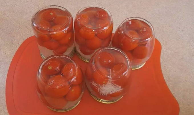 Tomaten in de sneeuw met knoflook voor de winter