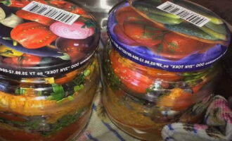 Tapeu els pots de tomàquets amb tapes i esterilitzar-los durant 10 minuts, com totes les conserves casolanes. Tapeu els pots de tomàquets amb tapes i esterilitzar-los durant 10 minuts, com totes les conserves casolanes.