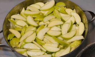 Tapeu el plat amb una tapa i deixeu les pomes a l'almívar durant 12 hores o tota la nit.