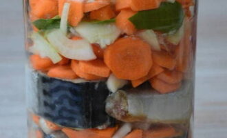 Sa parehong paraan, inilalagay namin ang lahat ng mackerel sa garapon at ang tuktok na layer ay dapat na mga gulay. Ibuhos ang dalawang kutsara ng langis ng gulay sa isang garapon.
