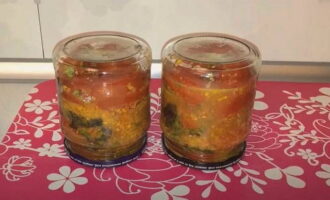 A continuació, els tomàquets d'estil coreà es poden llepar els dits i tancats hermèticament. Col·loqueu els flascons a les tapes, cobriu-los amb un abric de pell durant un dia i, després de refredar, transferiu-los a un lloc fresc. Preparacions delicioses i reeixides! A continuació, els tomàquets d'estil coreà es poden llepar els dits i tancats hermèticament. Col·loqueu els flascons a les tapes, cobriu-los amb un abric de pell durant un dia i, després de refredar, transferiu-los a un lloc fresc. Preparacions delicioses i reeixides!