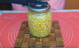 Al final d'aquest temps, tanqueu hermèticament els pots de blat de moro, poseu-los sobre les tapes i refredeu-los sota un abric de pell. El blat de moro en conserva s'emmagatzema bé durant molt de temps en una habitació fresca i fosca. Preparacions delicioses i reeixides!