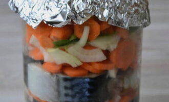 Pagkatapos ay takpan nang mahigpit ang garapon ng isang double layer ng foil at ilagay ito sa isang malamig na oven.