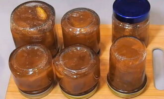 Esterilitzeu els pots de melmelada i les tapes amb un mètode calent i sec.Després de la tercera cocció, aboqueu melmelada de poma calenta amb rodanxes transparents en pots preparats, tanqueu hermèticament, poseu-hi tapes, cobriu-lo amb una tovallola de felpa i, després de refredar completament, traslladeu-lo a l'emmagatzematge al soterrani o al rebost. Preparacions delicioses i reeixides!