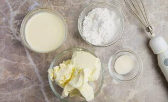 Chuẩn bị nguyên liệu. Thức ăn phải được làm nguội vừa đủ. Cho đường bột qua rây trước để loại bỏ vón cục.