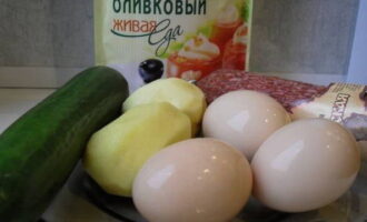Salad với xúc xích hun khói rất dễ chế biến.Chuẩn bị ngay các nguyên liệu cho món salad theo công thức và số lượng khẩu phần bạn cần. Gọt vỏ khoai tây luộc và trứng. Rửa sạch dưa chuột.