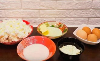 Această caserolă delicioasă este foarte ușor de preparat. Măsurați imediat ingredientele pentru caserolă conform rețetei.