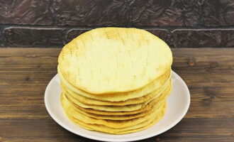 Habang ang isang cake ay nagluluto, igulong ang susunod. Kaya, lutuin ang lahat ng mga cake.