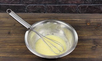 Simulan ang paghahanda ng cream. Painitin ang gatas hanggang lumitaw ang mga bula. Hugasan at patuyuin muna ang itlog ng manok. Hatiin ito sa isang malalim na mangkok. Paghaluin nang lubusan gamit ang isang whisk na may isang kutsara ng potato starch, granulated sugar at vanilla sugar.