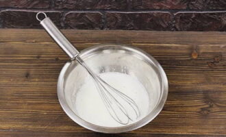 Ibuhos ang ilan sa pinainit na gatas sa pinaghalong itlog sa isang manipis na stream, pukawin gamit ang isang whisk hanggang makinis.