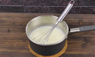 Pagsamahin ang natitirang gatas sa inihandang sangkap. Haluin at hayaang uminit. Patuloy na pagpapakilos gamit ang isang whisk, dalhin sa pampalapot. Sa sandaling lumitaw ang mga unang bula, alisin mula sa init.