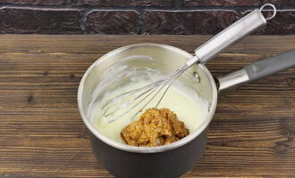 Palamigin ang custard at idagdag ang 380 gramo ng pinakuluang condensed milk dito.