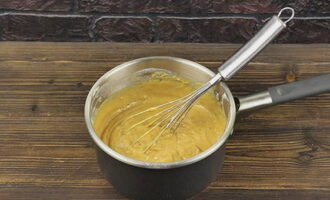 Paghaluin nang lubusan gamit ang isang whisk hanggang sa mabuo ang isang homogenous, makinis na masa.