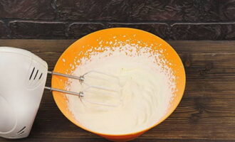 Talunin ang pinalamig na mabigat na cream gamit ang isang panghalo hanggang sa malambot. Magsimula sa katamtamang bilis at unti-unting taasan ang bilis.