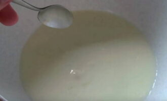 Aluatul de pizza in 10 minute, la fel ca intr-o pizzerie, este foarte usor de preparat. Încălziți puțin chefirul din orice conținut de grăsime, turnați-l într-un castron pentru frământarea aluatului și dizolvați cantitatea necesară de sare, zahăr și sifon în el. Aluatul de pizza in 10 minute, la fel ca intr-o pizzerie, este foarte usor de preparat. Încălziți puțin chefirul din orice conținut de grăsime, turnați-l într-un castron pentru frământarea aluatului și dizolvați cantitatea necesară de sare, zahăr și sifon în el.