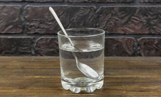 Kumuha ng 150 mililitro ng tubig na yelo sa isang baso. Ibuhos sa isang kutsarang suka at haluin hanggang makinis.