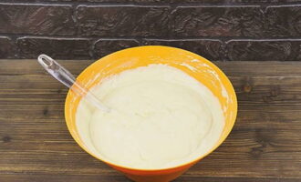 Idagdag ang custard na may condensed milk sa whipped cream, ihalo nang lubusan sa bawat oras.