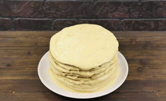 Sa ganitong paraan, tipunin ang buong cake. Pahiran ang mga gilid. Dahan-dahang pindutin ang tuktok na cake.