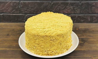 Gilingin ang mga durog na masa sa isang gilingan ng kape o gamit ang isang rolling pin. Pagwiwisik ng masagana sa mga gilid at tuktok ng cake. Takpan ang cake na may takip at palamigin nang hindi bababa sa 8 oras.
