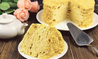 Gupitin ang cake sa mga bahagi at ihain kasama ng mabangong sariwang timplang tsaa. Bon appetit!