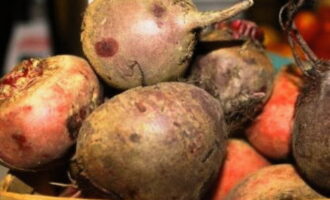 Pregătirea sfeclei murate în borcane pentru iarnă este foarte simplă. Se cântăresc legumele rădăcinoase mici selectate pentru murat, se scot frunzele rămase cu un cuțit și se clătesc bine sfecla sub jet de apă.Se pune intr-o cratita adanca, se acopera cu apa rece si se fierbe 40 de minute pana se inmoaie.