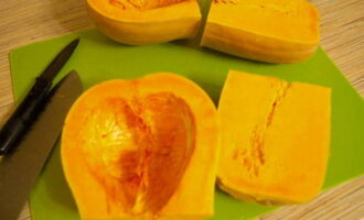 Loại bỏ phần bên trong bằng hạt bằng cách sử dụng một muỗng canh.