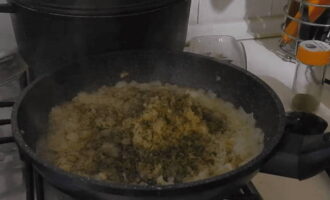Preparar remolatxa per a l'hivern en pots és molt senzill. Primer de tot, prepareu verdures, espècies i condiments segons la recepta. Peleu la ceba, talleu-la a daus petits i fregiu-la fins que estigui daurada clarament en oli vegetal calent. A continuació, afegiu-hi all picat, pebre i herbes seques. Preparar remolatxa per a l'hivern en pots és molt senzill. Primer de tot, prepareu verdures, espècies i condiments segons la recepta. Peleu la ceba, talleu-la a daus petits i fregiu-la fins que estigui daurada clarament en oli vegetal calent. A continuació, afegiu-hi all picat, pebre i herbes seques.