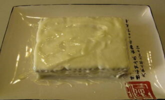 Montera alltså ihop hela tårtan, omväxlande kakor och smaksatt grädde.