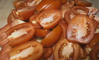 Com preparar una deliciosa amanida de tomàquet per a l'hivern? Tomàquets seleccionats per preparar l'amanida a raó de 300 grams. per a un pot de mig litre, esbandiu bé amb aigua corrent, assequeu-lo amb un tovalló i talleu-los a rodanxes grans.
