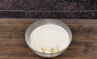Susunod, salain ang 500 gramo ng harina ng trigo sa mantikilya.