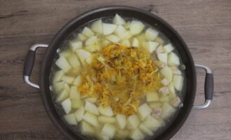 Voeg na 20 minuten de gebakken groenten toe aan het braadstuk. Breng aan de kook en laat nog 5 minuten koken, afgedekt.