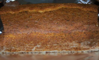 Pune prajitura la cuptorul preincalzit pentru 50 de minute. Verificați starea de pregătire a tortului cu o scobitoare de lemn sau o frigărui. Ar trebui să fie complet uscat. Răciți complet prăjitura fierbinte în tavă. Apoi scoateți cu grijă și înfășurați în folie. 