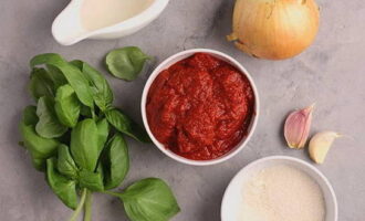 A pizzaszósz könnyen elkészíthető otthon. Mindenekelőtt készítsünk elő minden hozzávalót a szószhoz a recept szerint. Érdemes friss bazsalikomot venni, de a száraz bazsalikomot előtte vízben kell áztatni. 