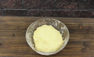 Ipunin ang kuwarta sa isang bola.Kung kinakailangan, dahan-dahang idagdag ang natitirang halaga ng sifted flour.
