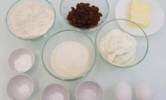 Bánh nướng xốp kem chua rất dễ chế biến. Trước hết, hãy đo lượng nguyên liệu được ghi trong công thức. Giữ dầu ở nhiệt độ phòng trong một giờ cho đến khi dầu mềm.