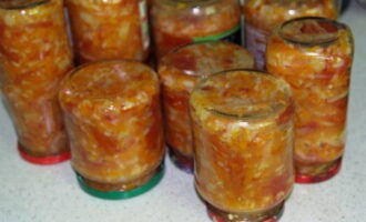 I-sterilize ang mga garapon at takip nang maaga sa paraang katanggap-tanggap sa iyo. Ilagay ang handa na salad sa mga garapon, isara nang mahigpit, ilagay sa mga takip at palamig sa ilalim ng isang terry towel.