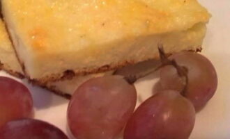 O caserolă pufoasă de brânză de vaci, ca la grădiniță, se taie bucăți și se servește. Poftă bună!