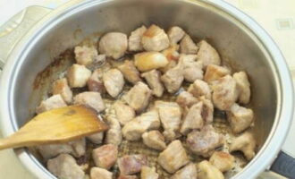 Breng het gekookte gebraad op smaak met zure room. Verdeel in porties en serveer als lunch. Eet smakelijk!