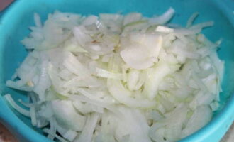 I-chop ang sibuyas sa manipis na quarter ring.