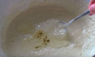 Turnați două linguri de ulei vegetal în aluat, ceea ce va face aluatul elastic. Turnați două linguri de ulei vegetal în aluat, ceea ce va face aluatul elastic.